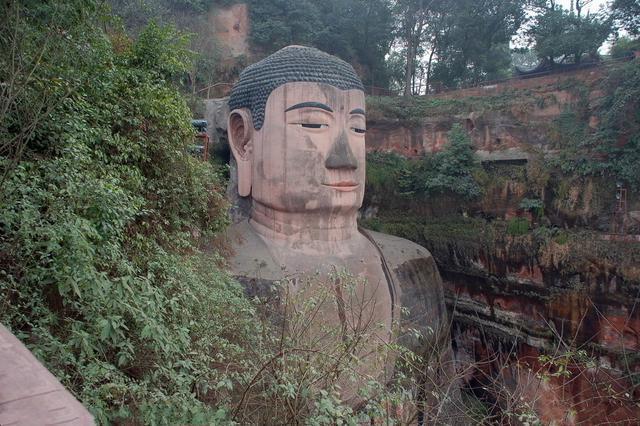 樂山大佛為何以屹立千年？又為何既不雙手合十也不打坐呢？