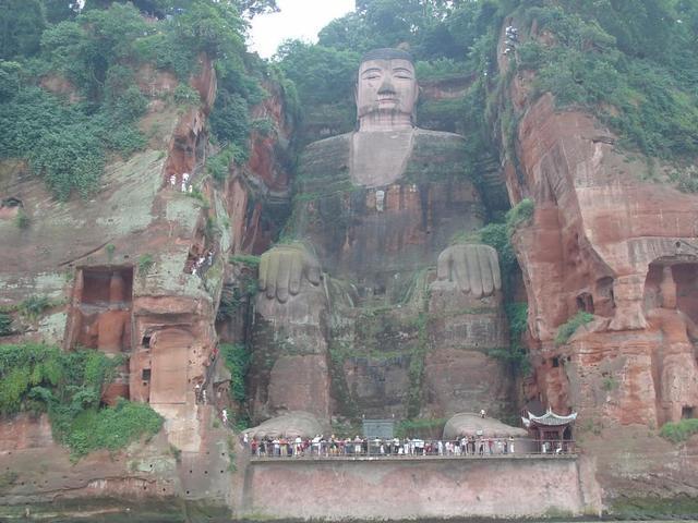 樂山大佛為何以屹立千年？又為何既不雙手合十也不打坐呢？
