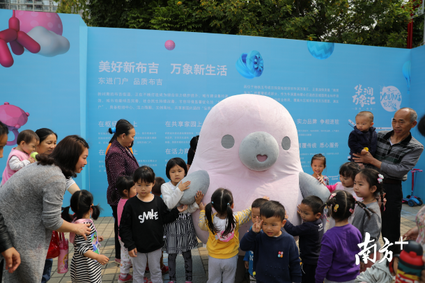 想要和萌萌噠的“鴨梨哥”見面嗎？快來布吉雕塑公益巡展吧